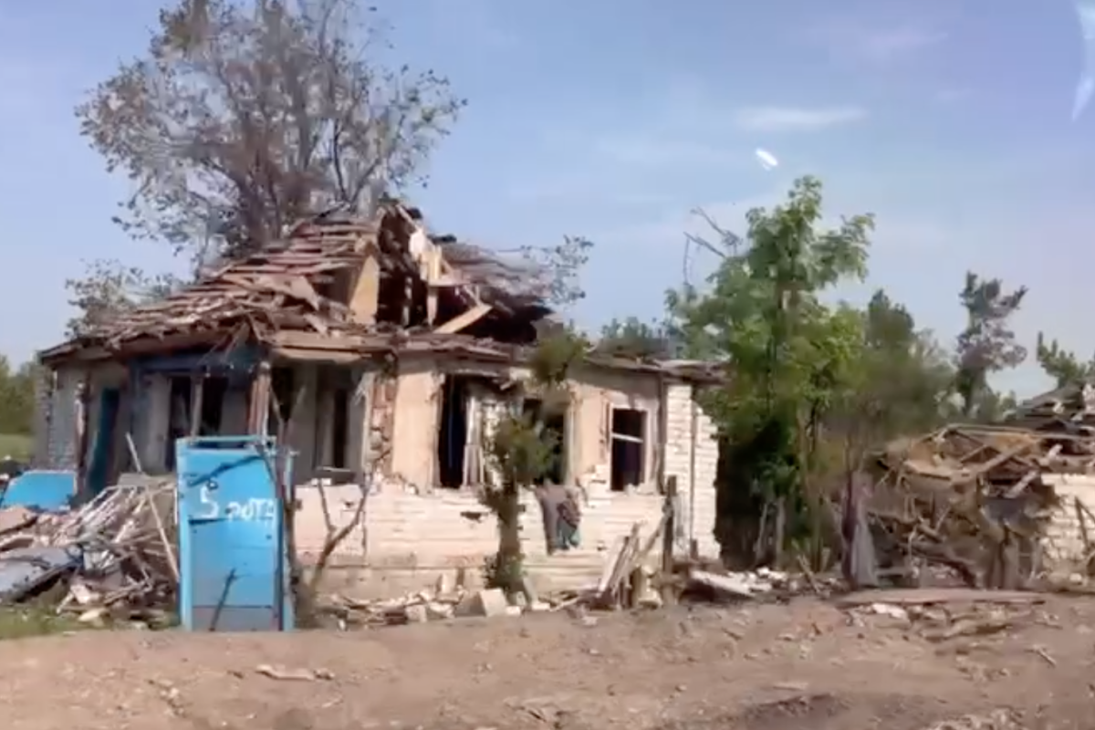 Полицейские доставили хлеб в освобожденные села Луганщины и эвакуировали пожилую женщину Полицейские доставили хлеб в освобожденные села Луганщины и эвакуировали пожилую женщину