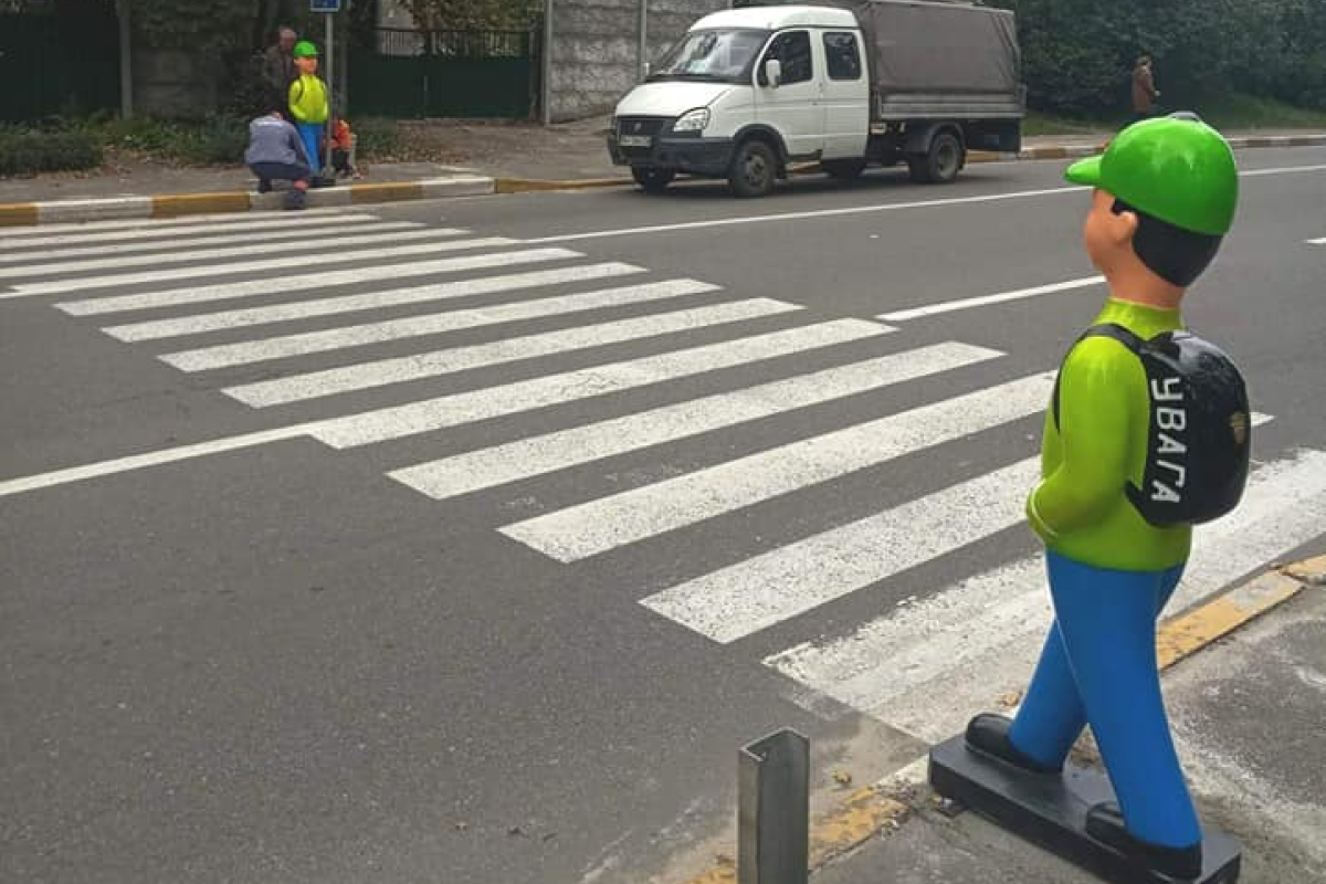 У Сєвєродонецьку окупанти познущалися з фігурки пішохода - відео