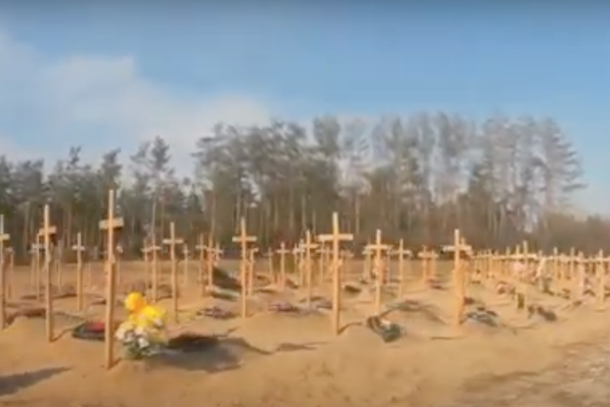 Десятки безіменних могил: під Сєвєродонецьком розростається цвинтар - відео