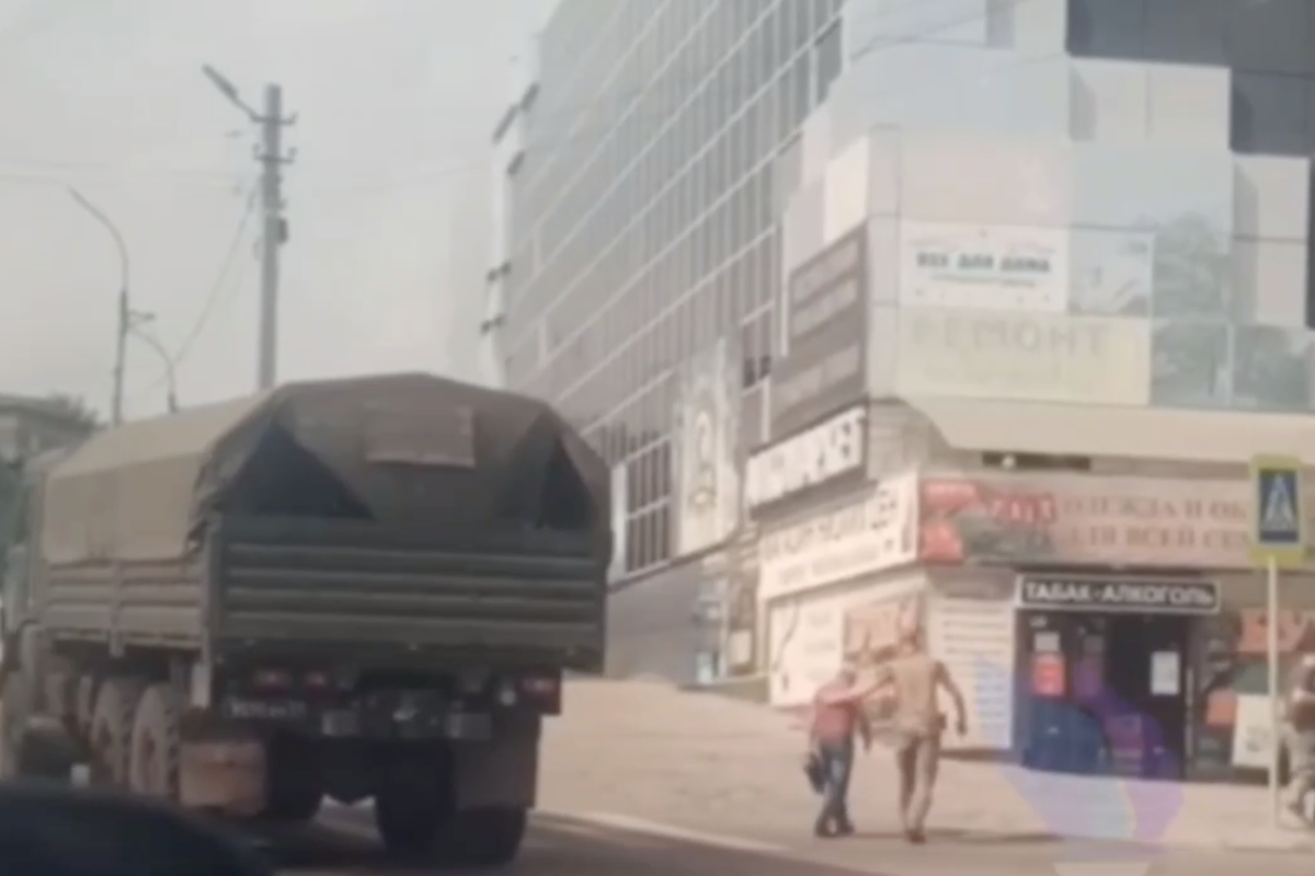 В Луганске оккупант на бензовозе насмерть сбил девушку на пешеходном переходе, - соцсети В Луганске оккупант на бензовозе насмерть сбил девушку на пешеходном переходе, - соцсети