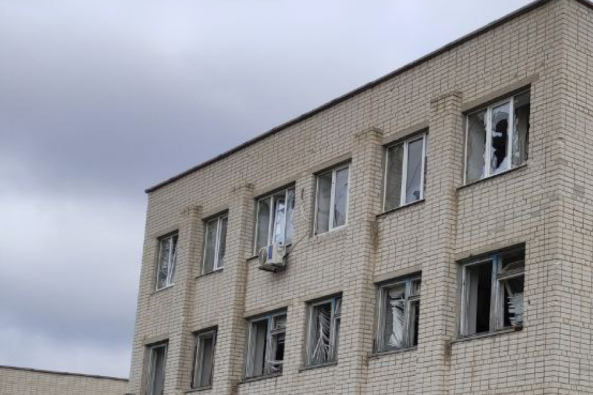 "В некоторых местах попадали плиты": в сети показали фото одной из разбитых школ Северодонецка "В некоторых местах попадали плиты": в сети показали фото одной из разбитых школ Северодонецка