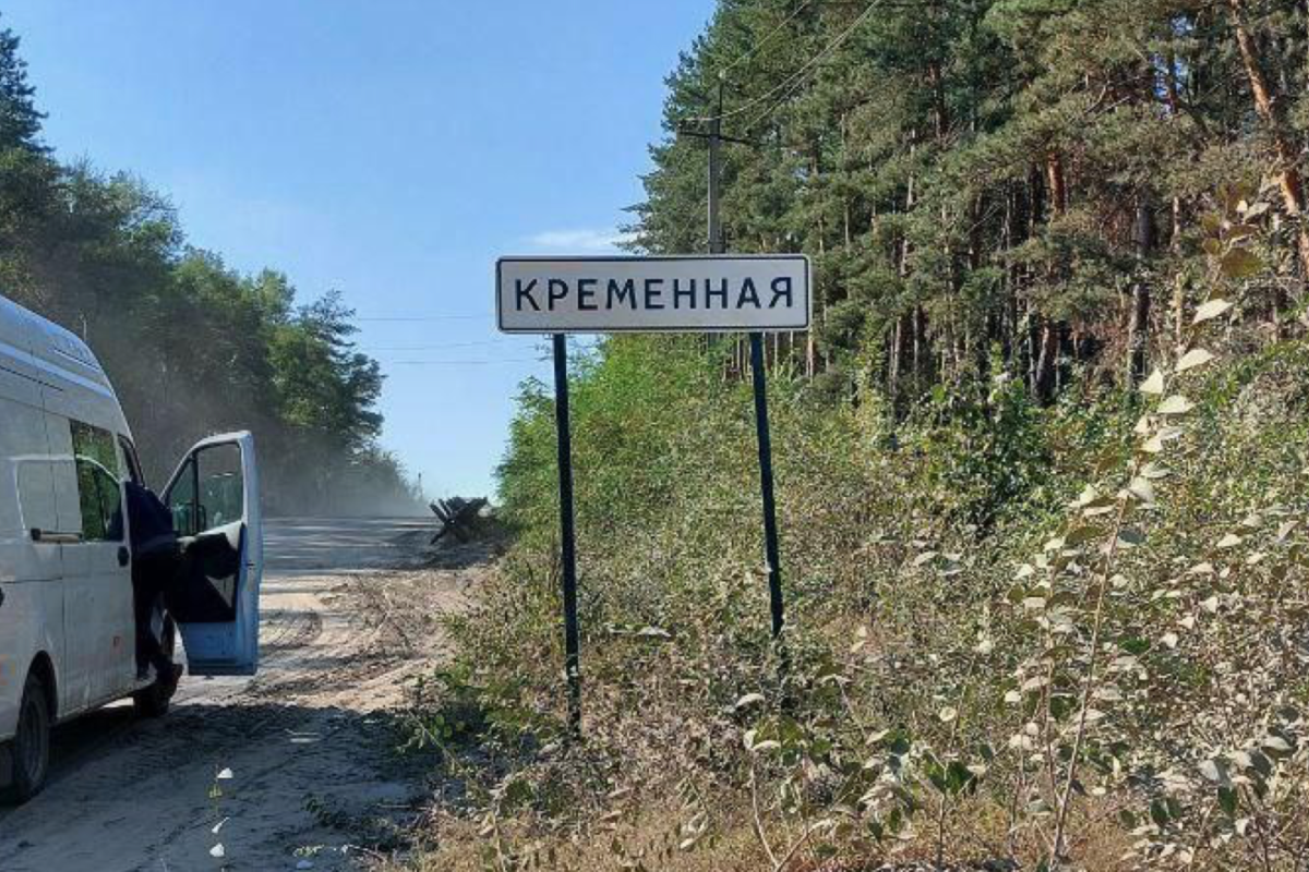 "Чи допомагає це місцевим жити краще?": у Кремінній окупанти зайнялися встановленням табличок з назвами вулиць "Чи допомагає це місцевим жити краще?": у Кремінній окупанти зайнялися встановленням табличок з назвами вулиць