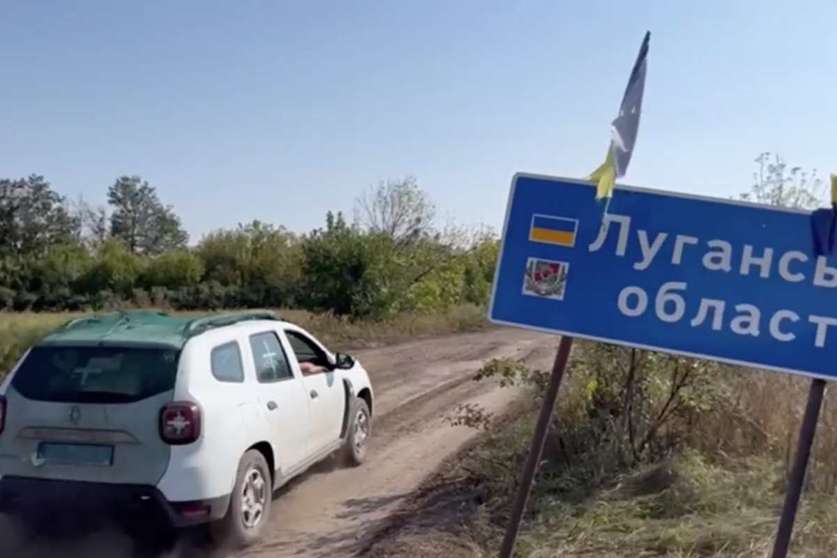 Поліцейські доправили до звільнених сіл Луганщини допомогу та евакуювали чоловіка