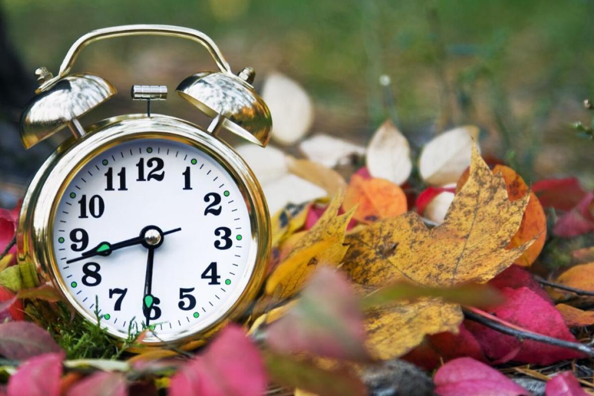 Переход на зимнее время: когда в октябре переводить стрелки часов