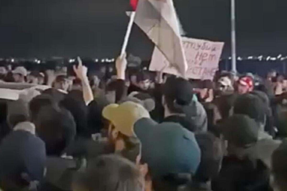 Погроми, "облава на євреїв" та заклики до вбивств: що відбувається зараз в аеропорту Махачкали (відео) Погроми, "облава на євреїв" та заклики до вбивств: що відбувається зараз в аеропорту Махачкали (відео)
