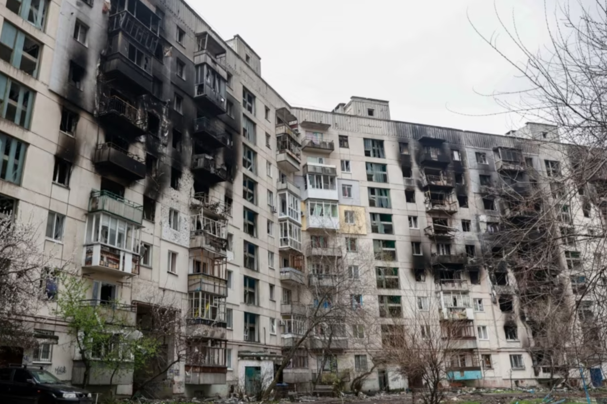 "Небезпечно ходити": на відео потрапив момент обвалення пошкодженого будинку у Сєвєродонецьку "Небезпечно ходити": на відео потрапив момент обвалення пошкодженого будинку у Сєвєродонецьку