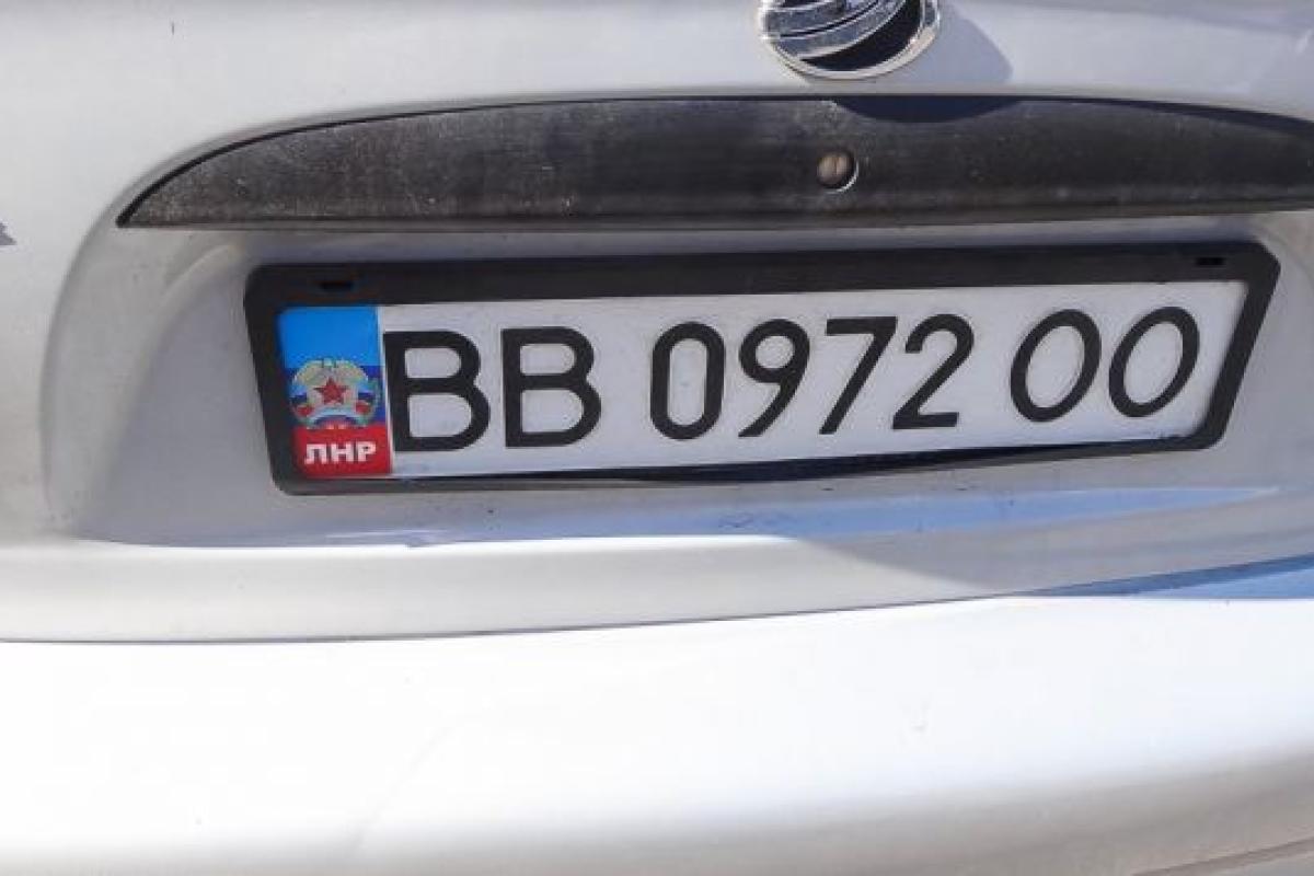 На окупованій Луганщині взялися за авто з "неправильними" номерами На окупованій Луганщині взялися за авто з "неправильними" номерами