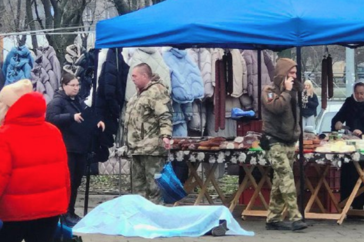 "Ані швидка допомога, ані поліція, ані катафалк - ніхто не приїхав": у центрі Маріуполя кілька годин лежав труп