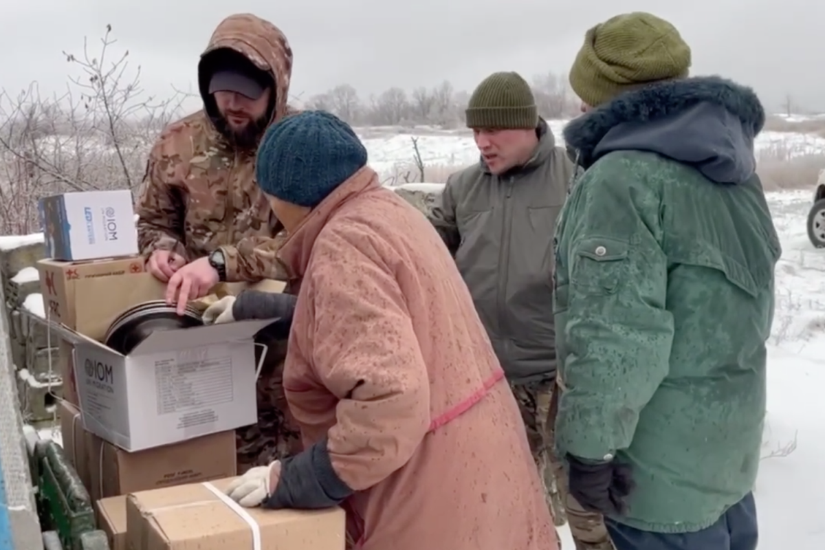 Жителям освобожденной Новолюбовки доставили гуманитарный груз