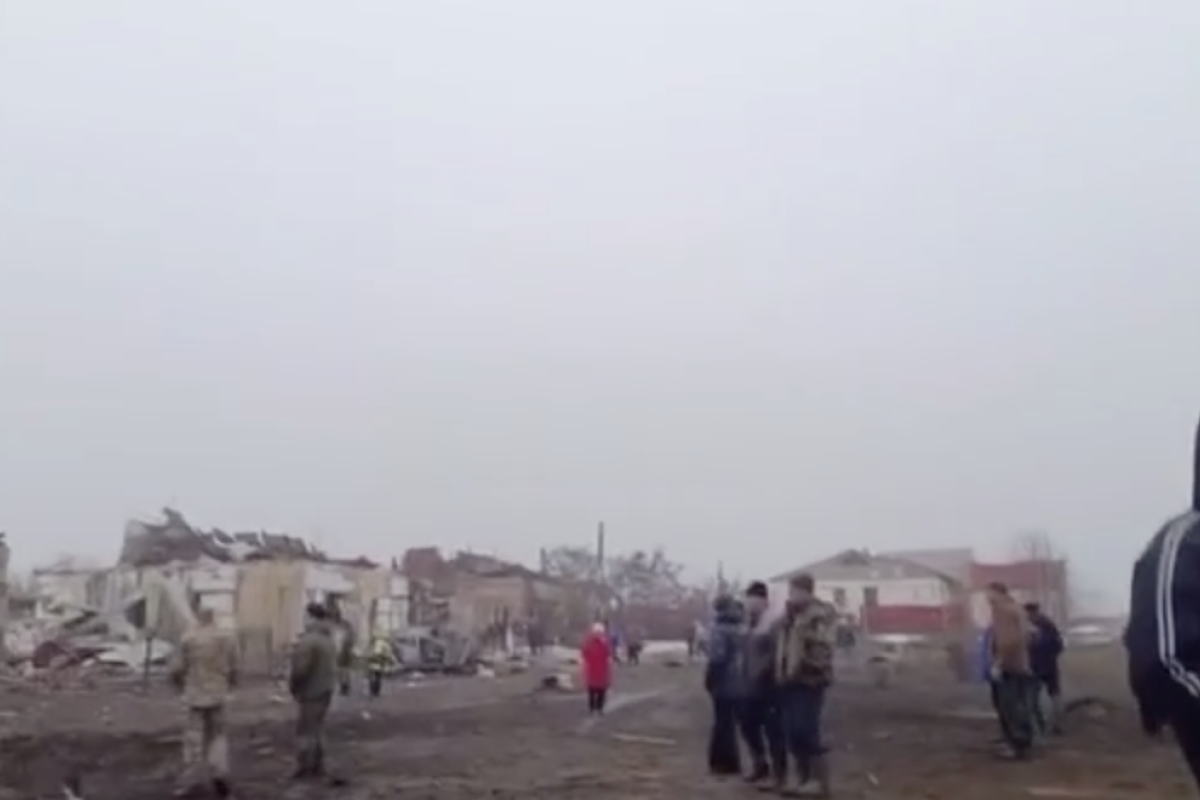 Знесло половину вулиці: одна з ракет, випущених РФ по Україні, не долетіла і впала на село у Воронезькій області (відео) Знесло половину вулиці: одна з ракет, випущених РФ по Україні, не долетіла і впала на село у Воронезькій області (відео)