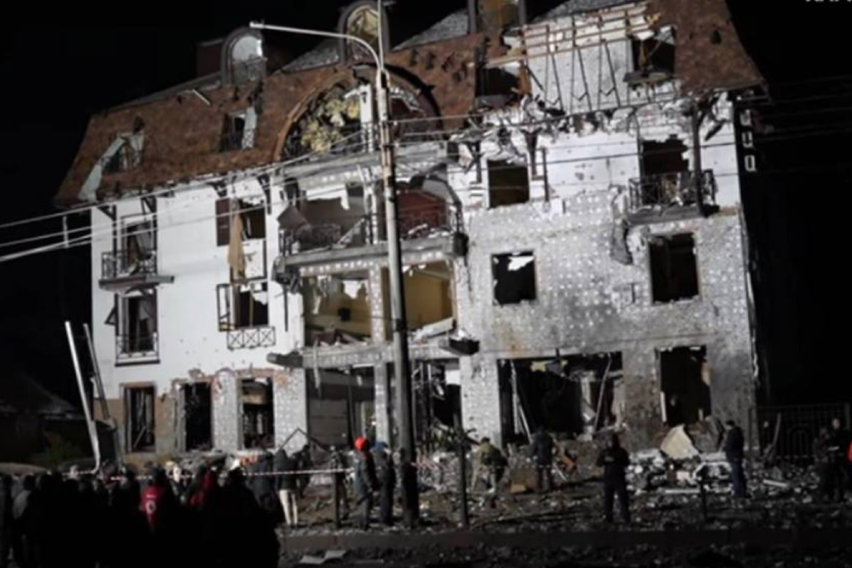 Россияне ударили ракетой по гостинице в Харькове, пострадали более 10 человек Россияне ударили ракетой по гостинице в Харькове, пострадали более 10 человек