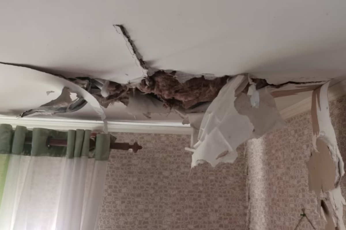 У Києві евакуюють мешканців усього будинку: до однієї з квартир "залетіла" і не здетонувала бойова частина ракети