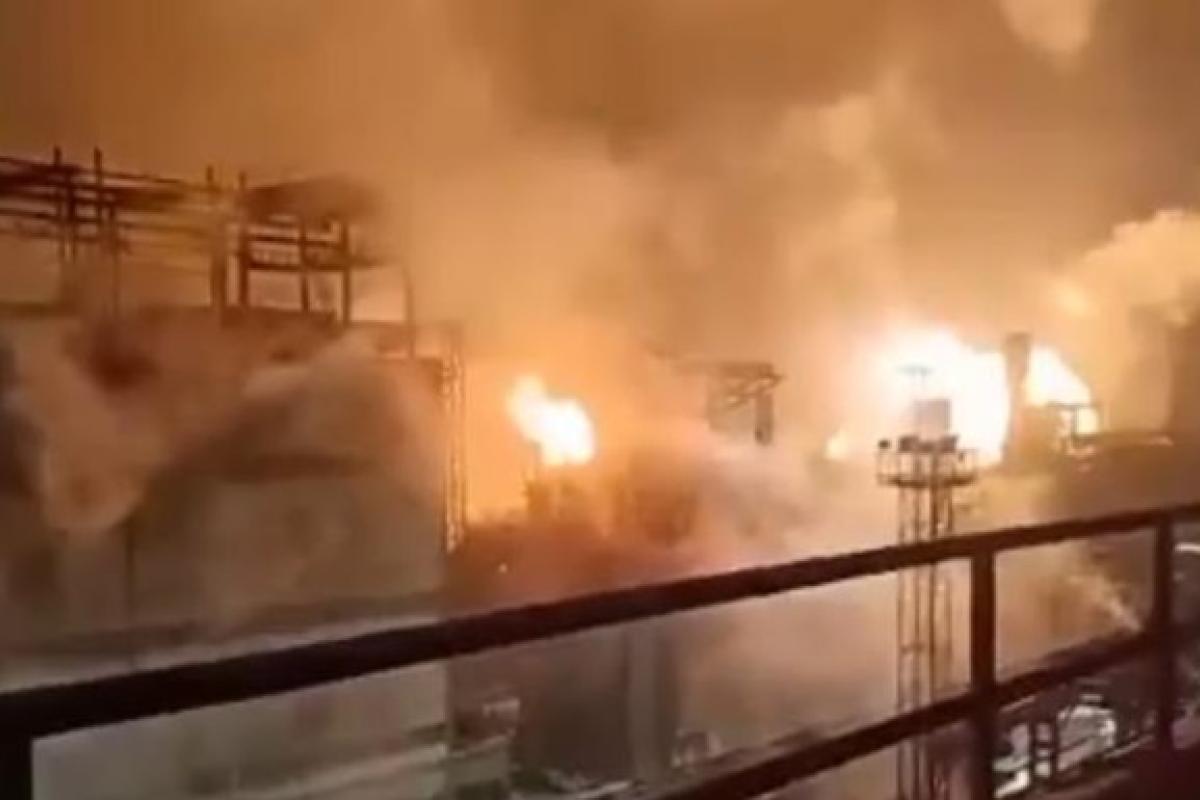 В российском Липецке дрон атаковал металлургический комбинат, возник масштабный пожар