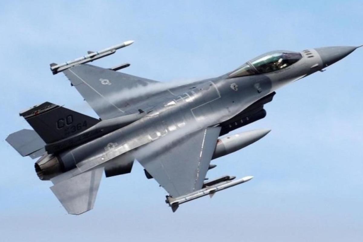 Первая группа украинских пилотов завершит обучение на F-16 к лету, - CNN