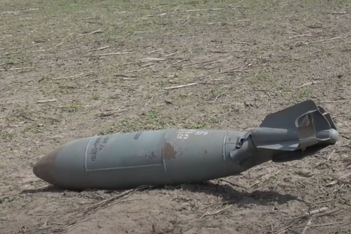 Російський літак "упустив" авіабомбу на одне з міст Луганщини: що відомо Російський літак "упустив" авіабомбу на одне з міст Луганщини: що відомо