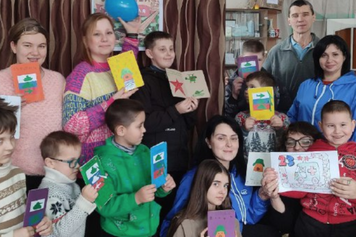 У Сєвєродонецьку дітей змусили малювати листівки для окупантів У Сєвєродонецьку дітей змусили малювати листівки для окупантів