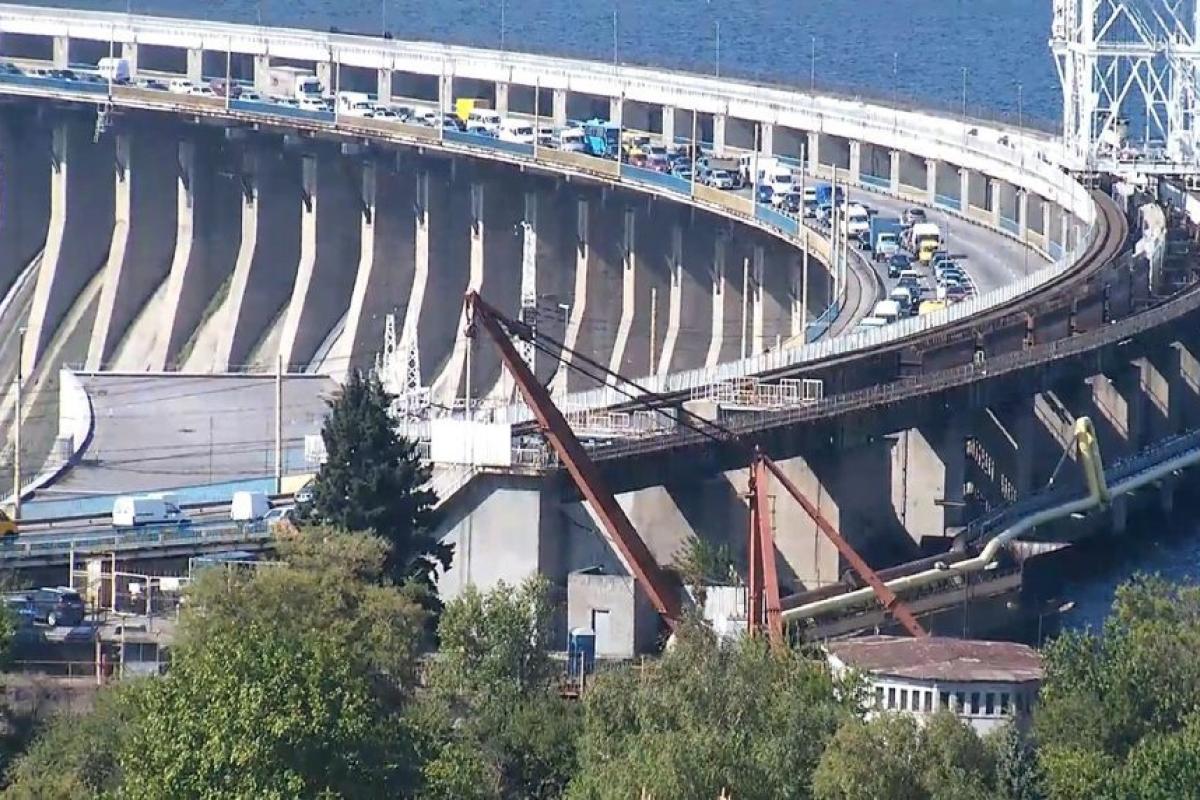 Росіяни вдарили ракетами по найбільшій гідроелектростанції України - ДніпроГЕС: що відомо Росіяни вдарили ракетами по найбільшій гідроелектростанції України - ДніпроГЕС: що відомо