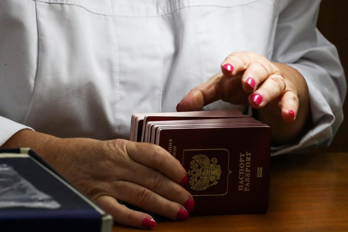 На оккупированной Луганщине придумали новые методы, как заставить людей получить российские паспорта