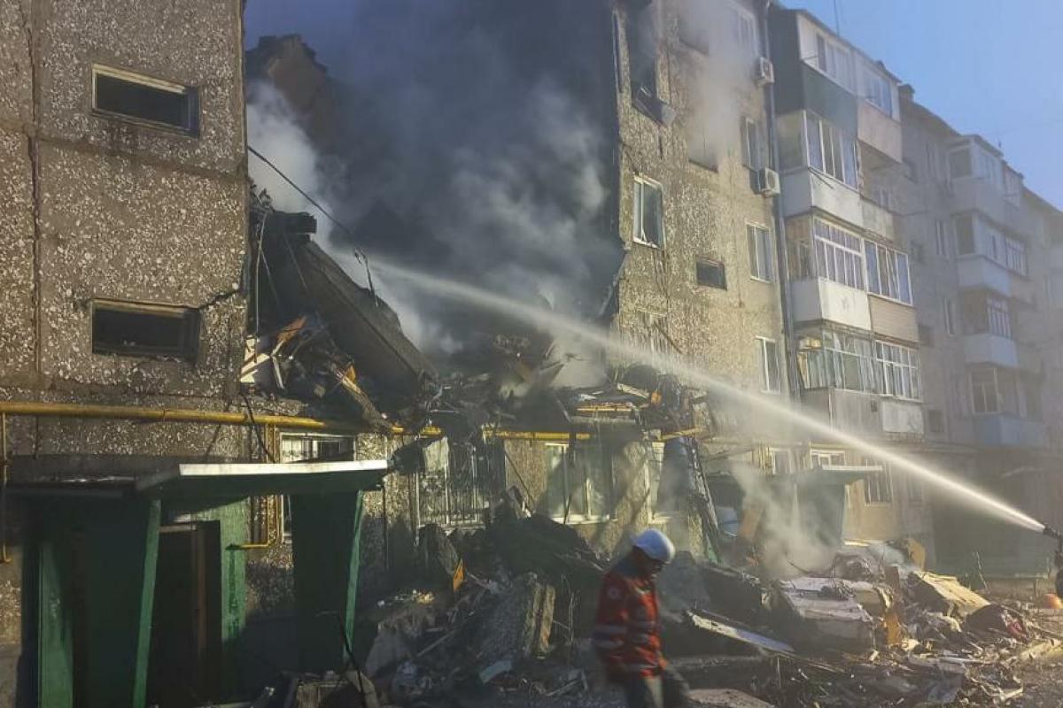 У Сумах російський дрон влучив у багатоповерхівку, є загиблі - фото У Сумах російський дрон влучив у багатоповерхівку, є загиблі - фото