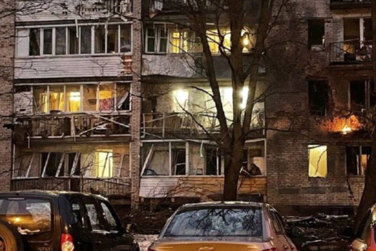 У Санкт-Петербурзі вранці пролунав вибух, уламки БПЛА пошкодили будинок - фото, відео У Санкт-Петербурзі вранці пролунав вибух, уламки БПЛА пошкодили будинок - фото, відео