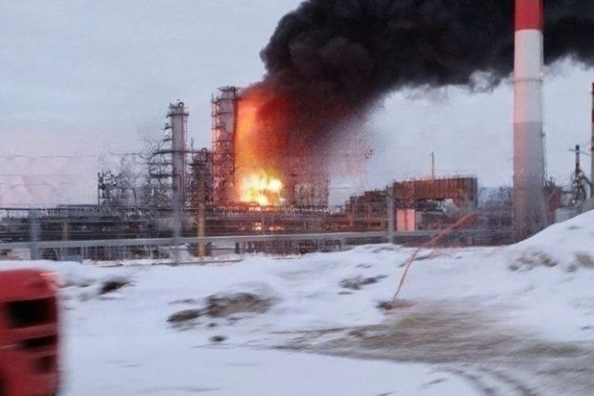 "Прильоти" по НПЗ та нафтобазі: вночі в низці регіонів РФ пролунали вибухи "Прильоти" по НПЗ та нафтобазі: вночі в низці регіонів РФ пролунали вибухи