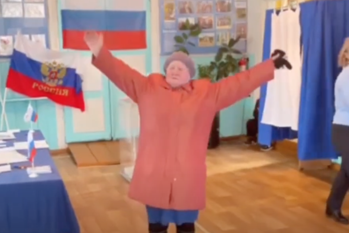 "Вибори" у Сєвєродонецьку: в мережі показали контингент на "виборчих дільницях" "Вибори" у Сєвєродонецьку: в мережі показали контингент на "виборчих дільницях"