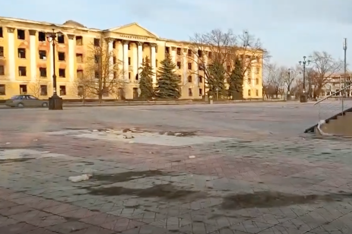 Нове відео з Лисичанська: у мережі показали центр міста - порожній та покинутий Нове відео з Лисичанська: у мережі показали центр міста - порожній та покинутий