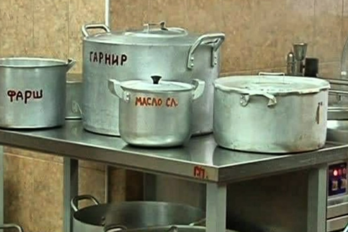 Освободили от посуды?: В сети показали странное видео, снятое в одном из учебных заведений Луганска