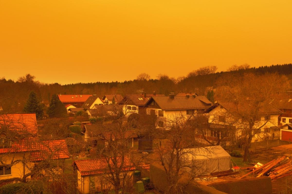 "Закривайте вікна": величезна хмара пилу із Сахари дійшла до України