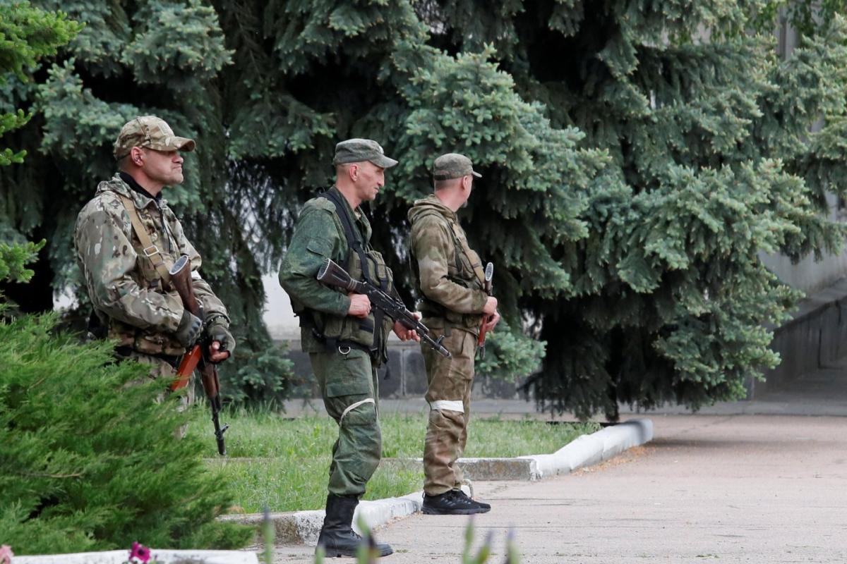 "В случае отказа открыть дверь угрожают открыть огонь": на Луганщине оккупанты обходят дома в поисках мужчин "В случае отказа открыть дверь угрожают открыть огонь": на Луганщине оккупанты обходят дома в поисках мужчин