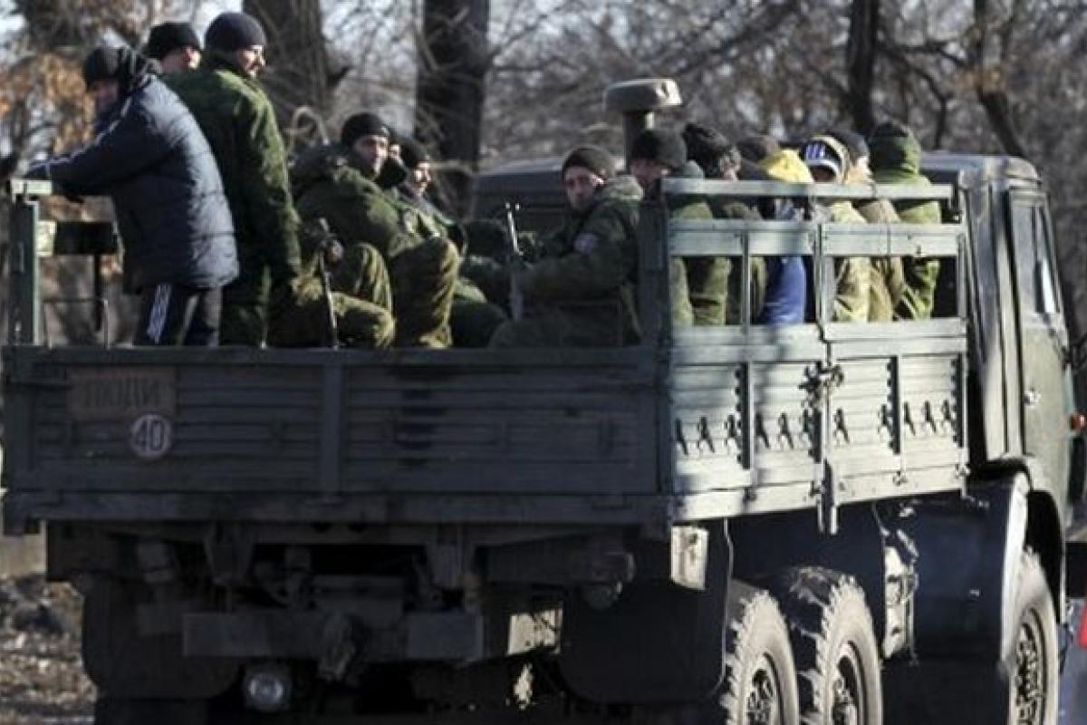У Сєвєродонецьку чоловіків масово женуть на медогляд при "військкоматі" У Сєвєродонецьку чоловіків масово женуть на медогляд при "військкоматі"