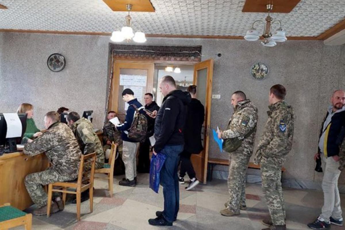 "Найближчим часом": у Міноборони обіцяють запровадити електронну чергу до ТЦК "Найближчим часом": у Міноборони обіцяють запровадити електронну чергу до ТЦК
