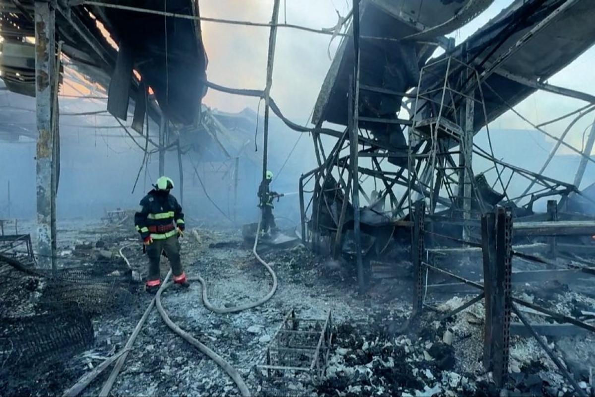 Количество погибших в результате удара по "Эпицентру" в Харькове снова возросло Количество погибших в результате удара по "Эпицентру" в Харькове снова возросло