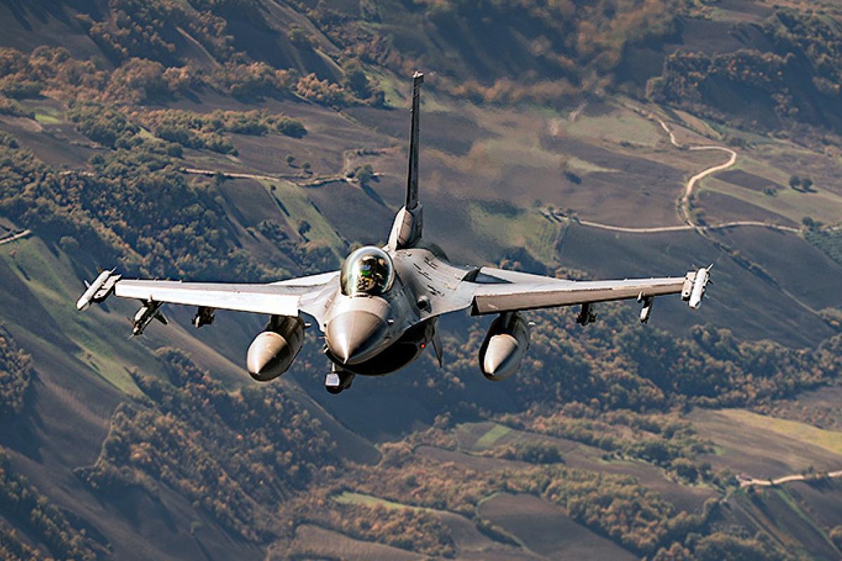 Українські пілоти закінчили навчання на F-16 у США: що далі Українські пілоти закінчили навчання на F-16 у США: що далі
