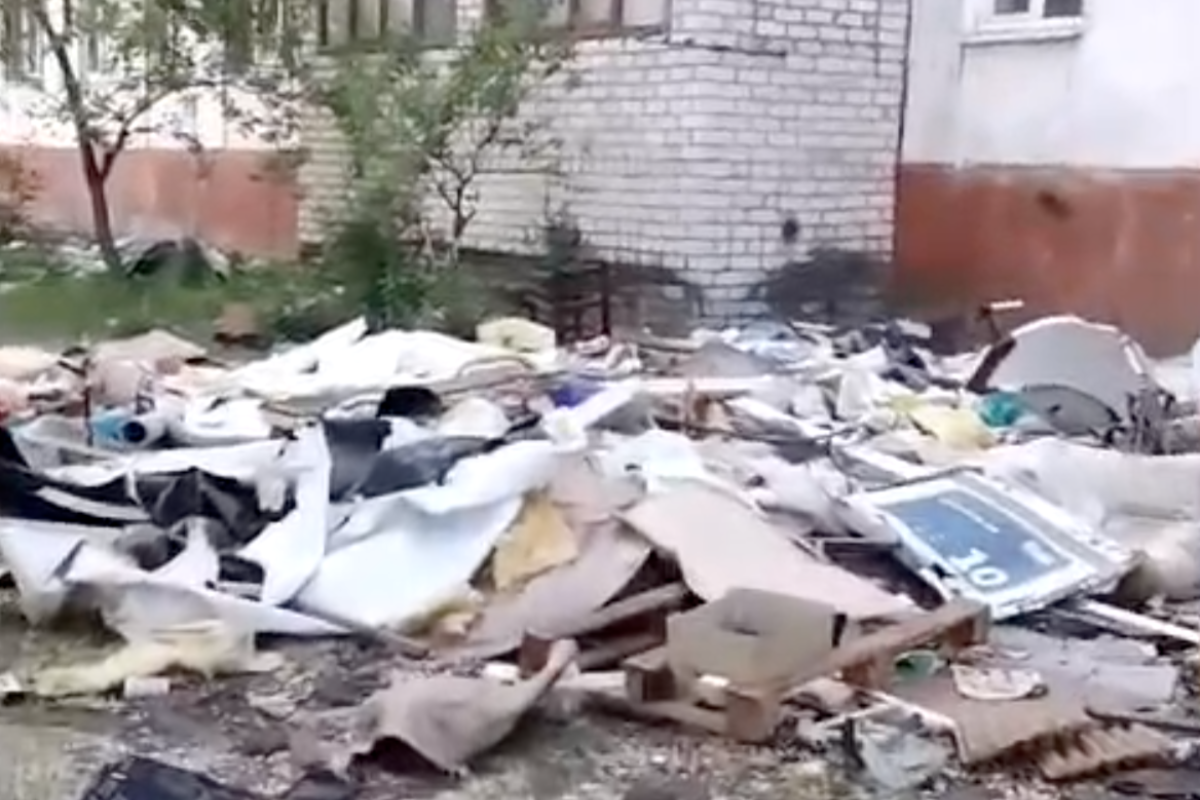 "Я на эти кучи теперь смотрю по-другому": в Северодонецке под окнами многоэтажек растут свалки мусора "Я на эти кучи теперь смотрю по-другому": в Северодонецке под окнами многоэтажек растут свалки мусора