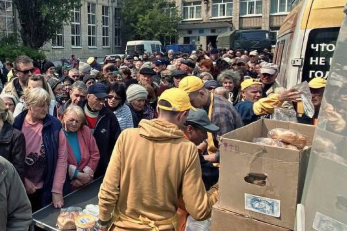 В Северодонецке устроили показательную "кормежку" населения - фото В Северодонецке устроили показательную "кормежку" населения - фото