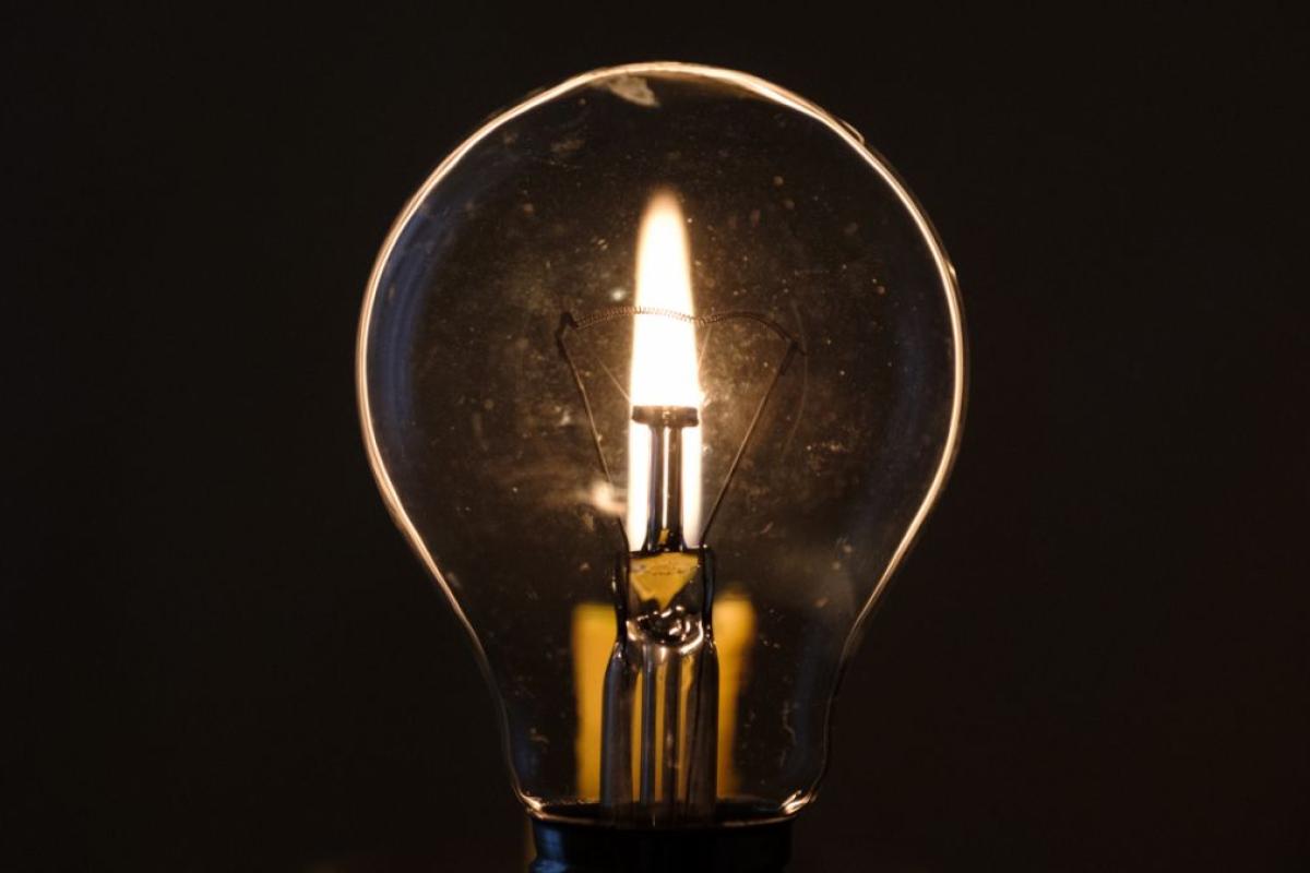 Графики возвращаются: в "Укрэнерго" сообщили, как будут отключать свет завтра