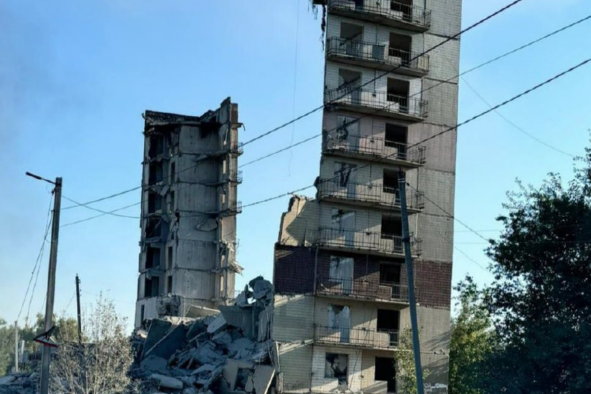 Росіяни скинули КАБ на будинок у Мирнограді: є загиблий та поранені