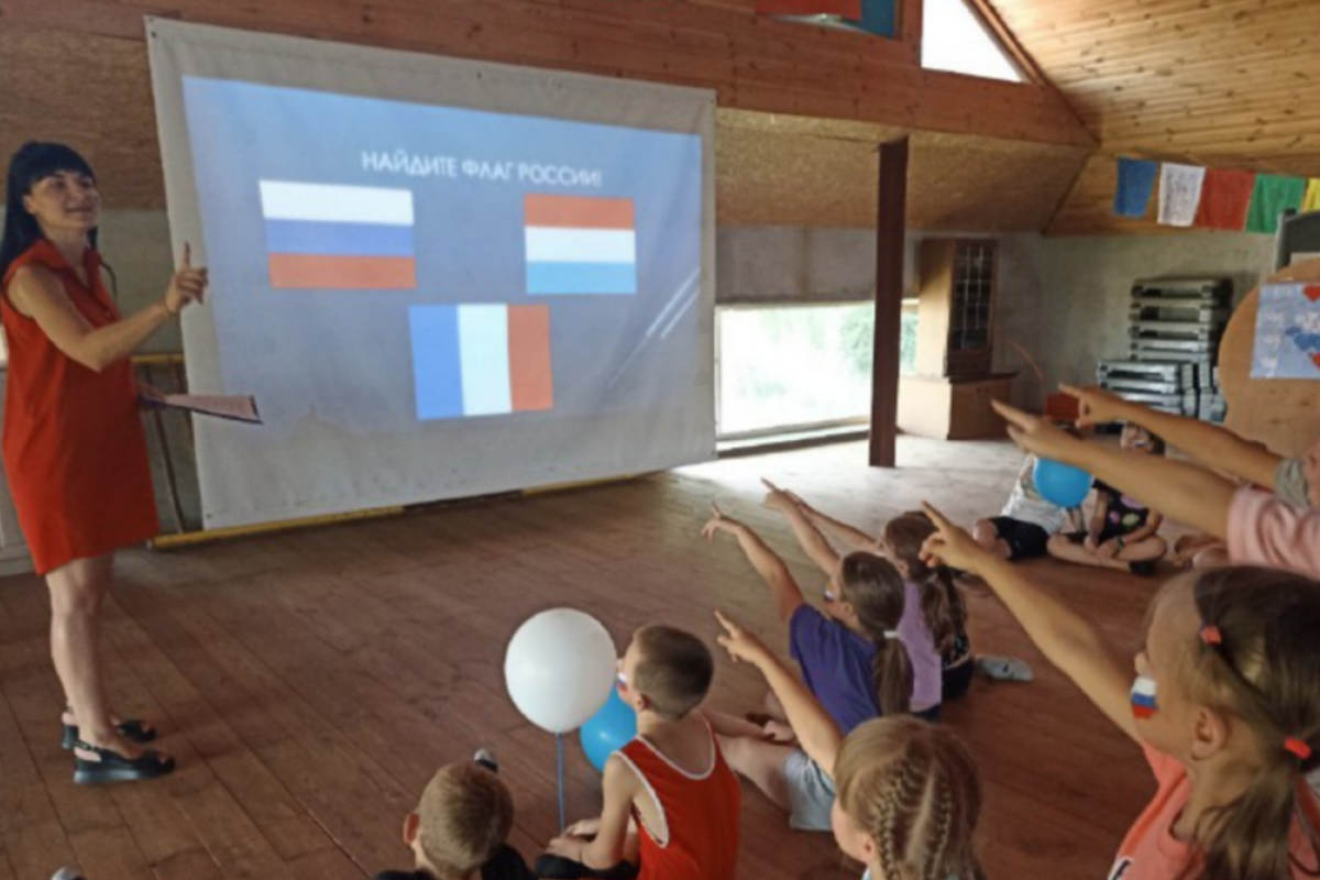 У Лисичанську влаштували показову "фотосесію" з дітьми на честь "дня прапора" У Лисичанську влаштували показову "фотосесію" з дітьми на честь "дня прапора"