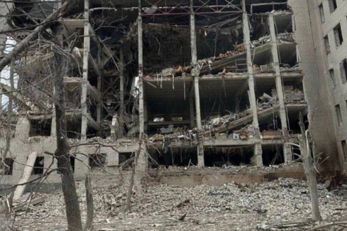 У Полтаві завершили аварійно-рятувальні роботи на місці удару по Інституту зв'язку У Полтаві завершили аварійно-рятувальні роботи на місці удару по Інституту зв'язку