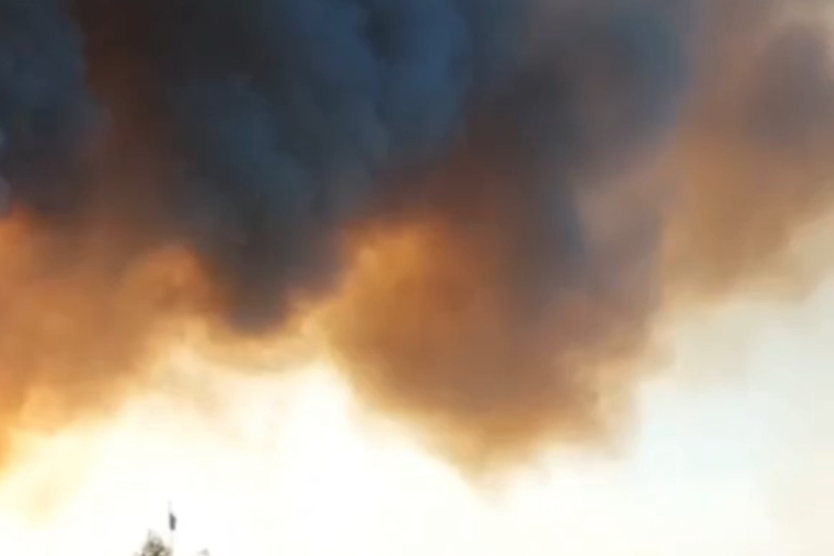 Жители Луганска наблюдают огромный столб дыма из-за пожара - видео Жители Луганска наблюдают огромный столб дыма из-за пожара - видео