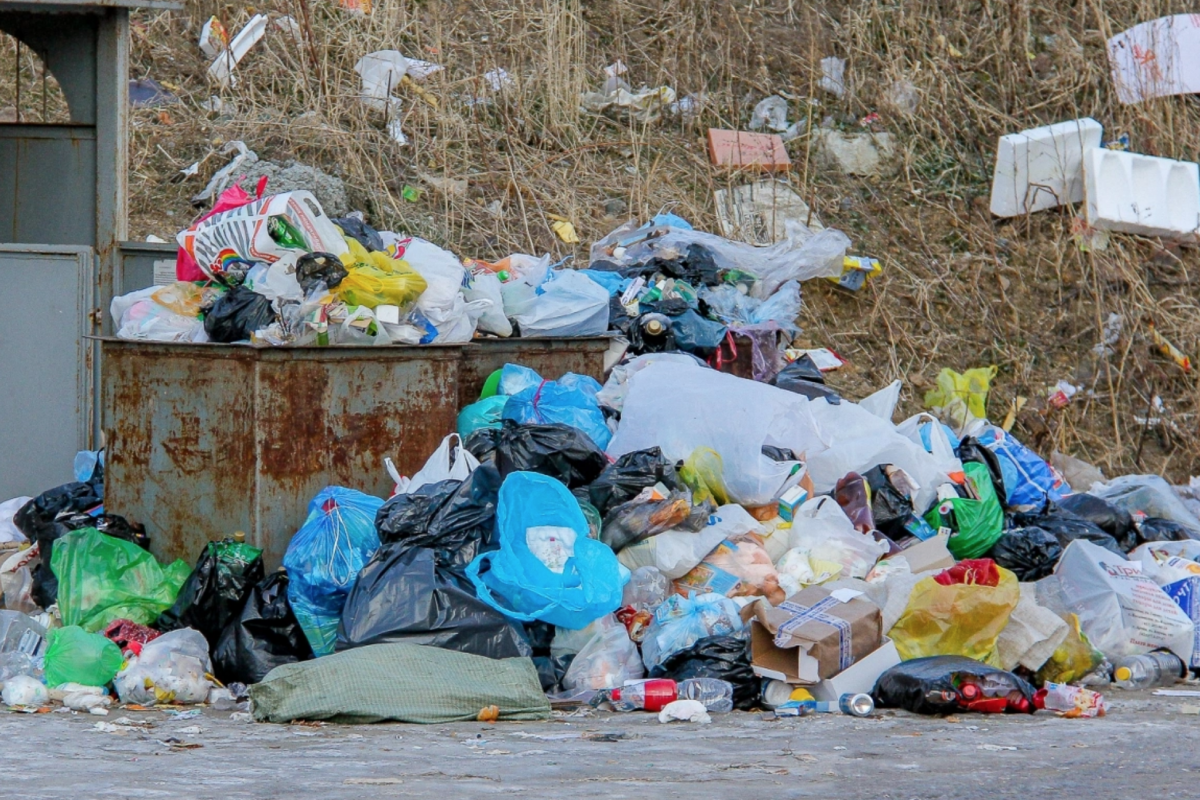 Техніка тільки на папері: на окупованій Луганщині міста тонуть у смітті Техніка тільки на папері: на окупованій Луганщині міста тонуть у смітті