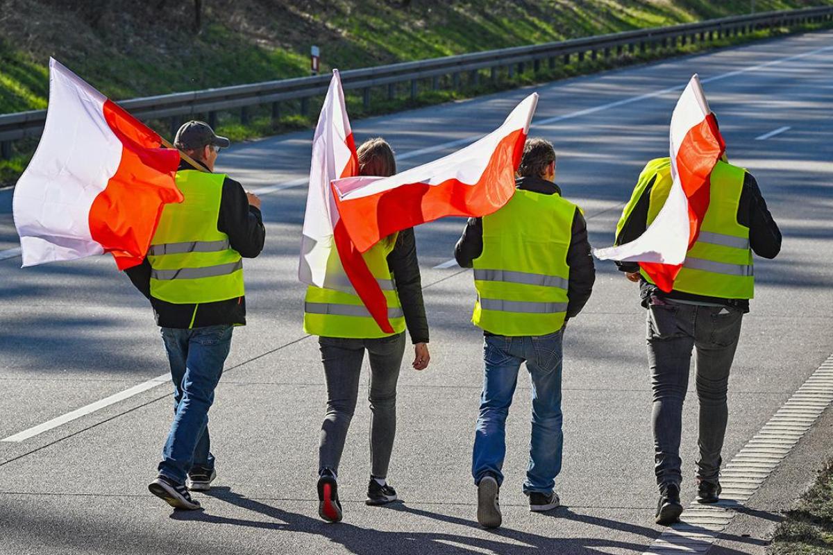 Польские фермеры начали блокировку на границе с Украиной Польские фермеры начали блокировку на границе с Украиной