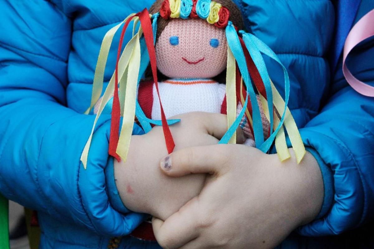 Росіяни примусово усиновили понад 300 дітей із Луганська та Донецька Росіяни примусово усиновили понад 300 дітей із Луганська та Донецька