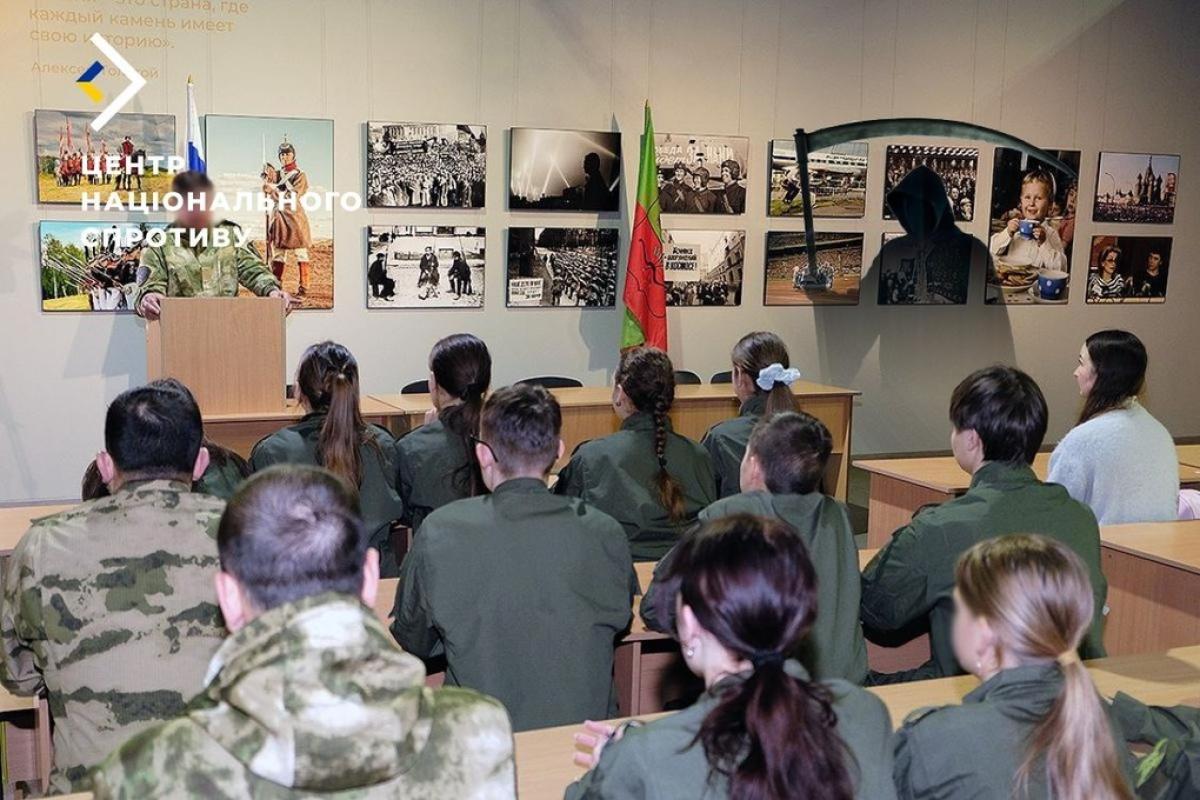 В окупованому Мелітополі молодь агітують до Росгвардії - ЦНС В окупованому Мелітополі молодь агітують до Росгвардії - ЦНС
