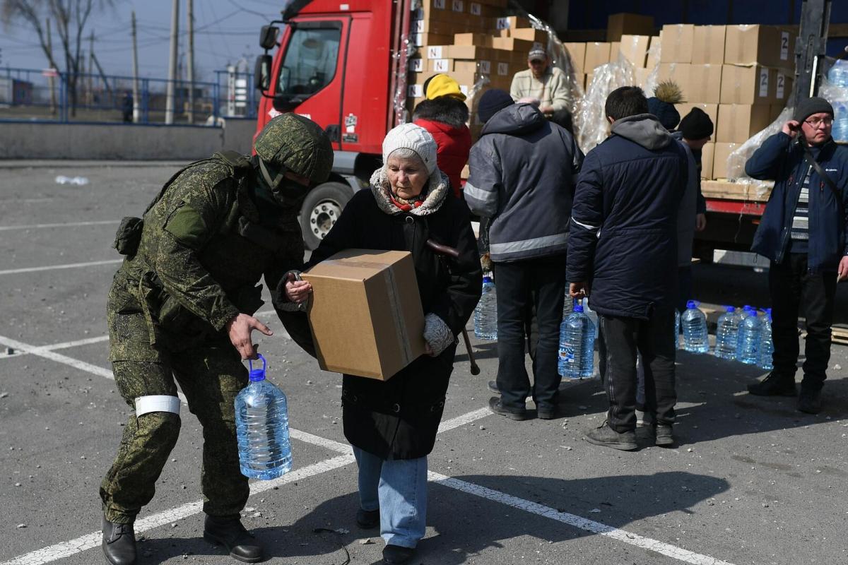 Оккупанты в Северодонецке выдают гуманитарку вместо зарплаты - Стрюк Оккупанты в Северодонецке выдают гуманитарку вместо зарплаты - Стрюк