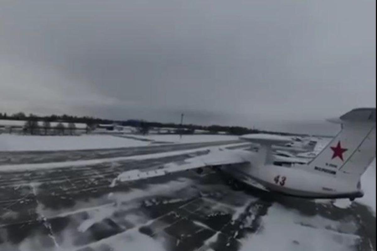 В сети появилось эпичное видео о том, как был поврежден военный самолет в Мачулищах В сети появилось эпичное видео о том, как был поврежден военный самолет в Мачулищах