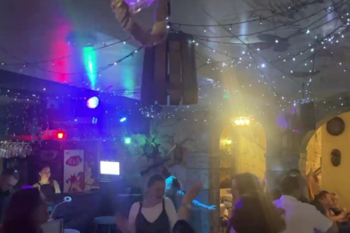 В сети поднялся вой россиян из-за украинских песен в севастопольском кафе В сети поднялся вой россиян из-за украинских песен в севастопольском кафе