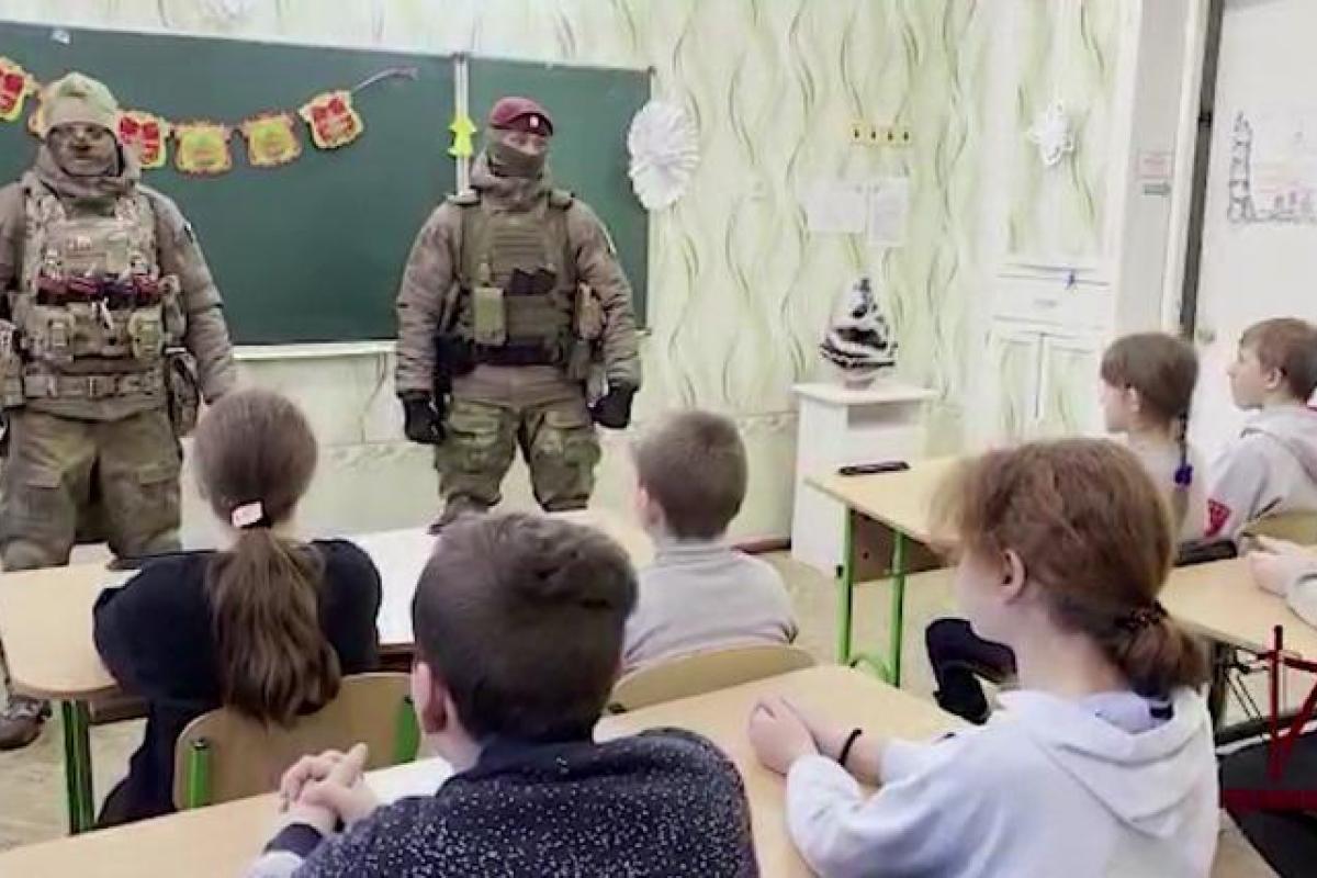 "200 пропагандистских ячеек": Оккупанты усиливают влияние на детей Луганской и Донецкой областей "200 пропагандистских ячеек": Оккупанты усиливают влияние на детей Луганской и Донецкой областей