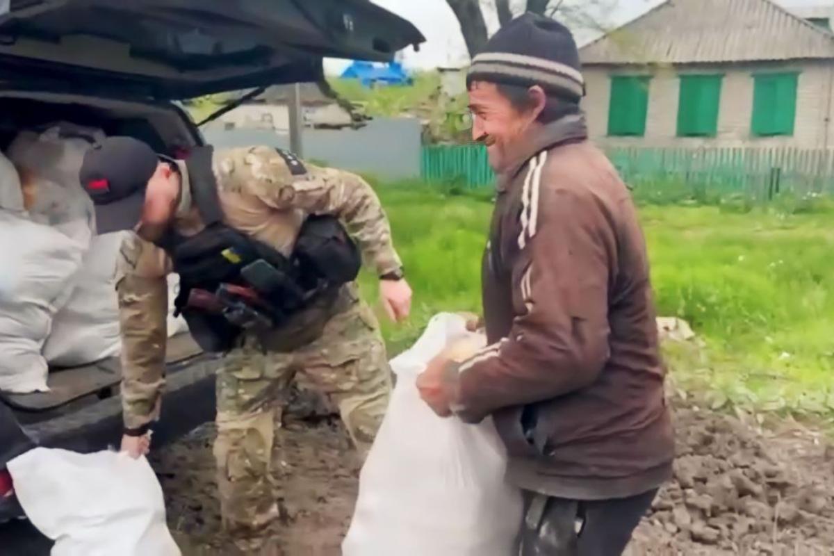 Хлеб и строительные материалы: Полицейские доставили помощь в деоккупированные поселки Луганщины
